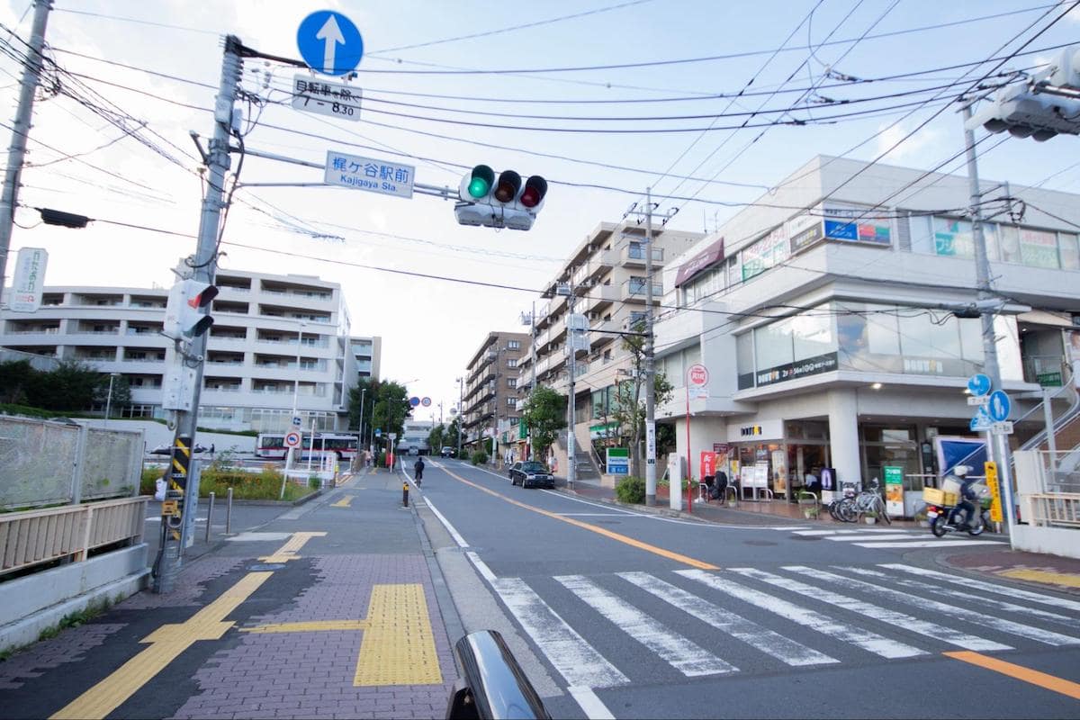 梶ヶ谷駅前の交差点