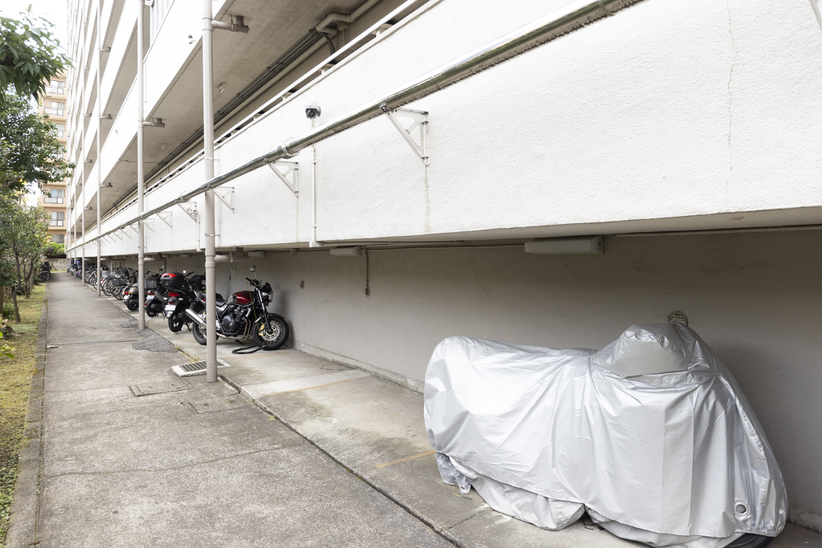 牡丹町住宅のバイク置き場