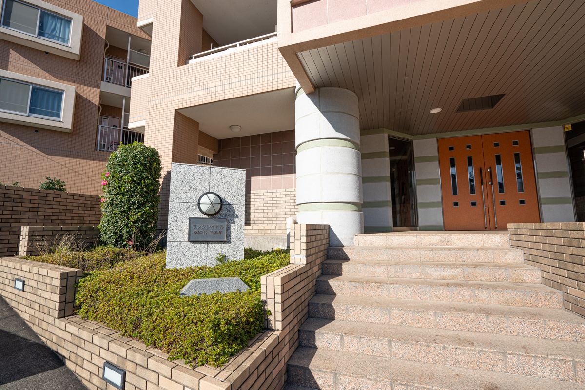 サンクレイドル薬園台弐番館のエントランス