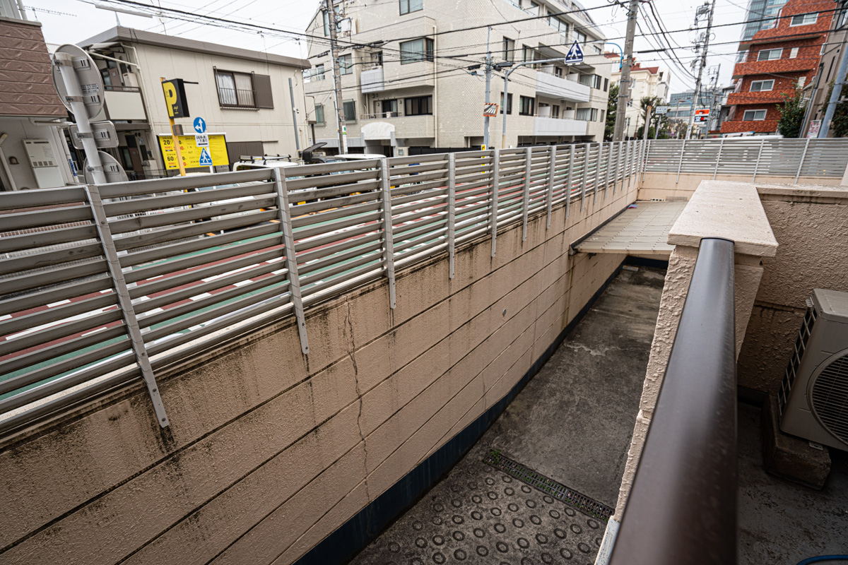 マンション市ヶ谷の壁