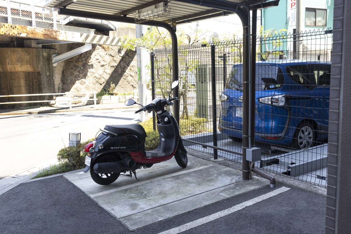 アンビシャス堀切菖蒲園のバイク置き場