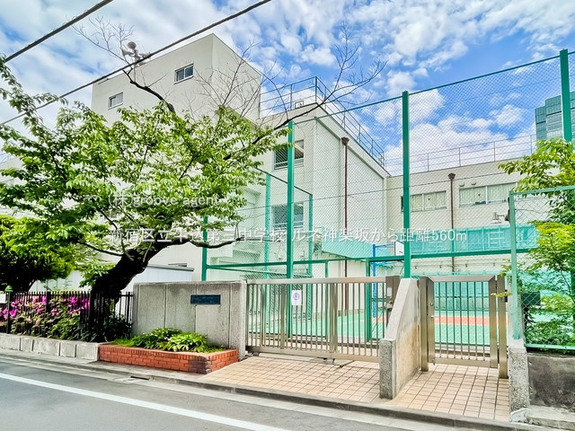 新宿区立牛込第三中学校