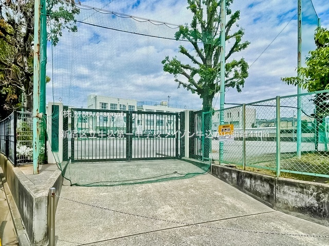 新宿区立牛込第一中学校